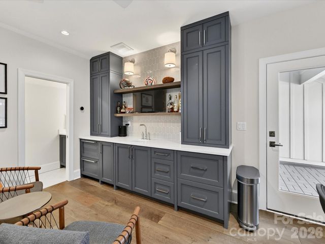 3074 Selwyn Avenue, Charlotte, NC 28209