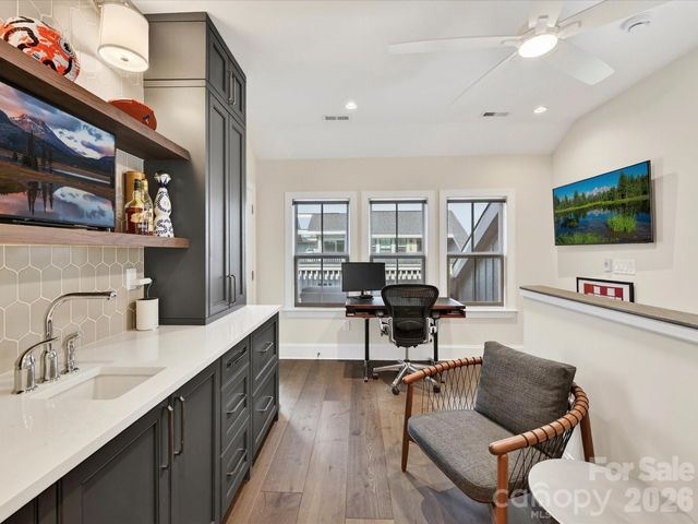 3074 Selwyn Avenue, Charlotte, NC 28209