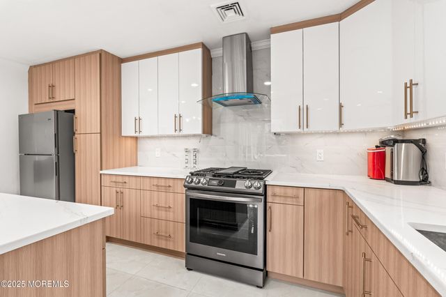 17 Johnston Street, Oakhurst, NJ 07755