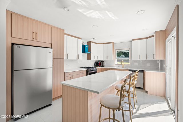 17 Johnston Street, Oakhurst, NJ 07755