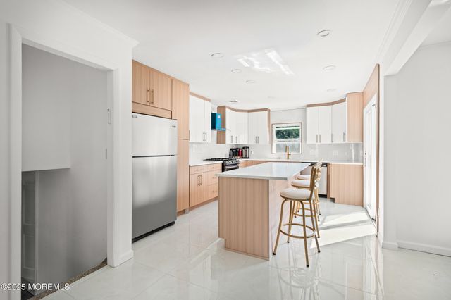 17 Johnston Street, Oakhurst, NJ 07755