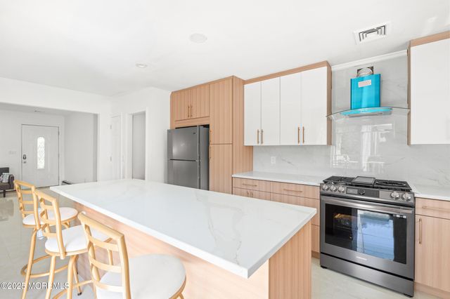 17 Johnston Street, Oakhurst, NJ 07755