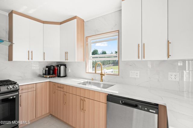 17 Johnston Street, Oakhurst, NJ 07755