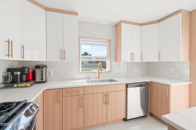 17 Johnston Street, Oakhurst, NJ 07755