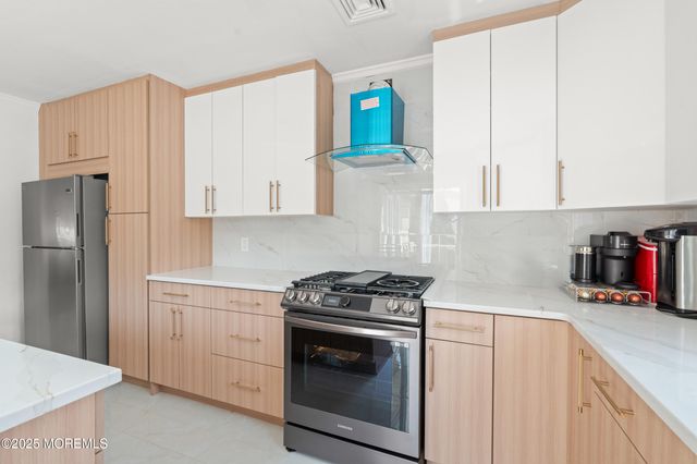 17 Johnston Street, Oakhurst, NJ 07755