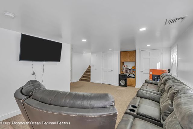 17 Johnston Street, Oakhurst, NJ 07755