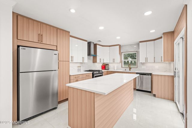 17 Johnston Street, Oakhurst, NJ 07755