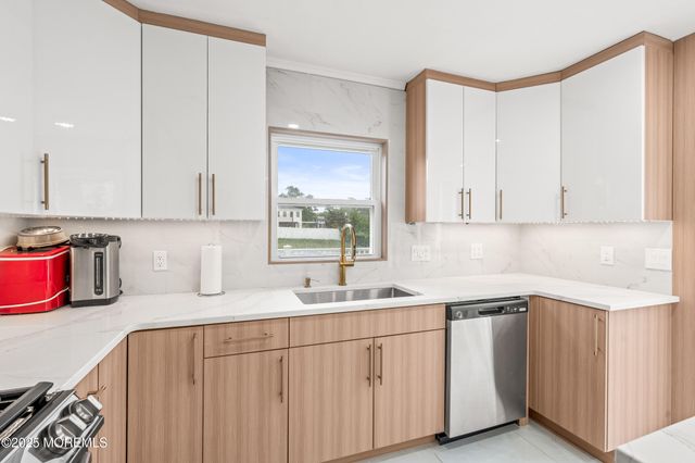 17 Johnston Street, Oakhurst, NJ 07755