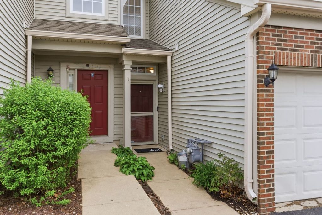 Image 2 of property listing at 394 Jamestown Court, Aurora, IL 60504