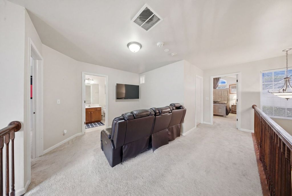 Image 11 of property listing at 394 Jamestown Court, Aurora, IL 60504