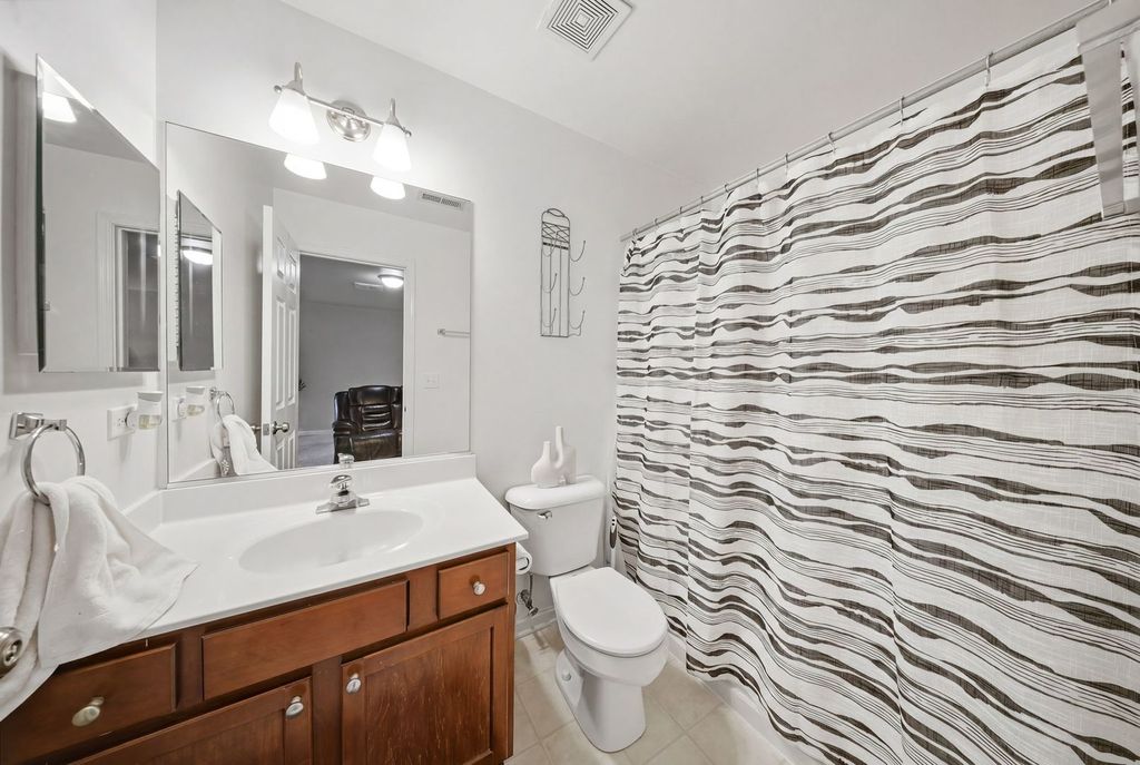 Image 12 of property listing at 394 Jamestown Court, Aurora, IL 60504