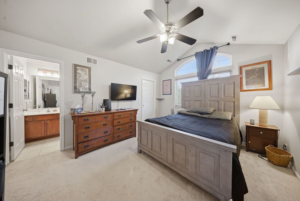 Image 15 of property listing at 394 Jamestown Court, Aurora, IL 60504