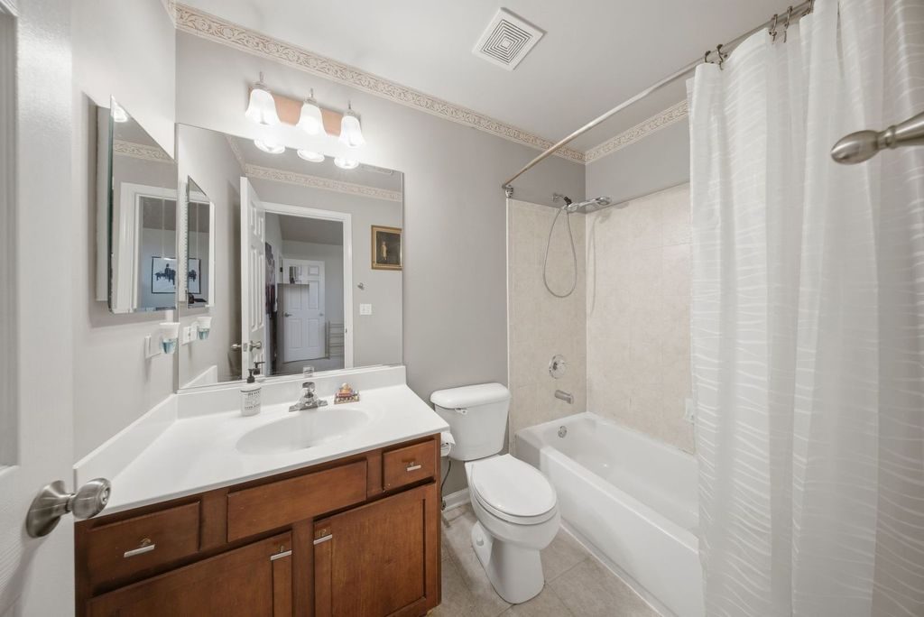 Image 17 of property listing at 394 Jamestown Court, Aurora, IL 60504