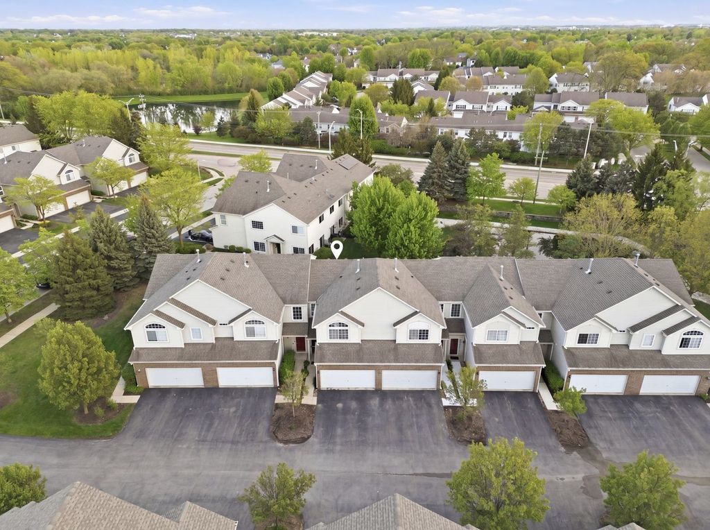 Image 18 of property listing at 394 Jamestown Court, Aurora, IL 60504