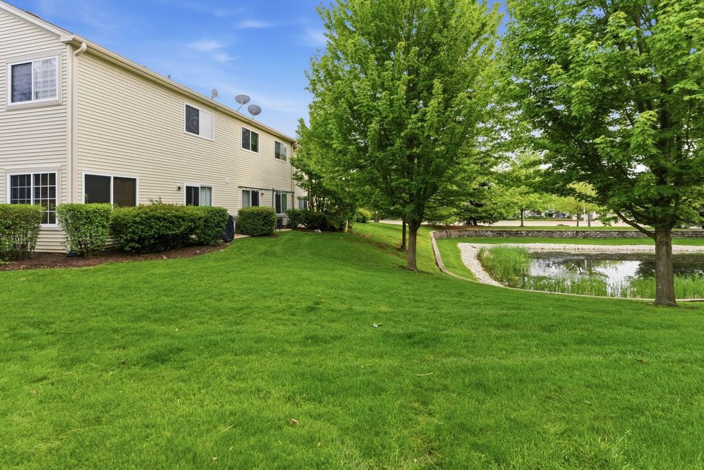 Image 20 of property listing at 394 Jamestown Court, Aurora, IL 60504