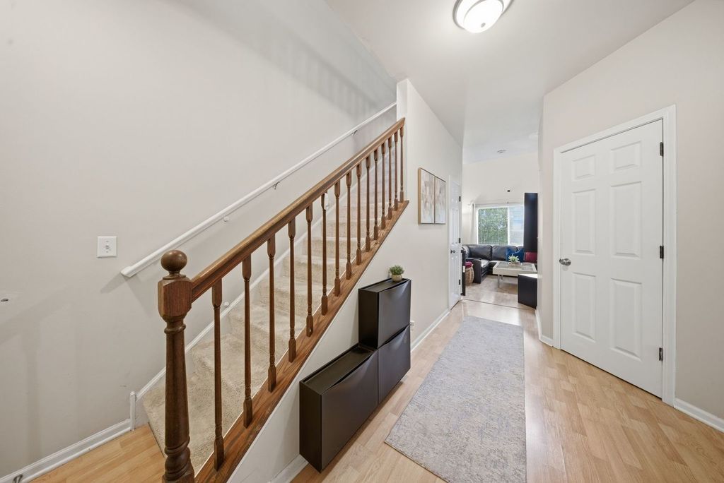 Image 3 of property listing at 394 Jamestown Court, Aurora, IL 60504