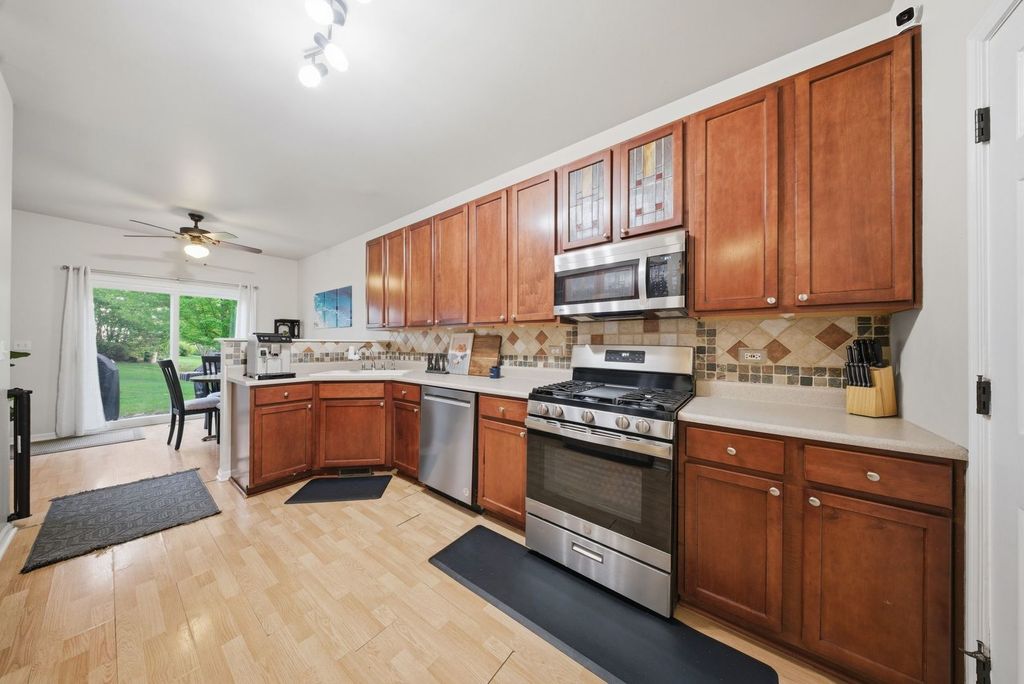 Image 4 of property listing at 394 Jamestown Court, Aurora, IL 60504