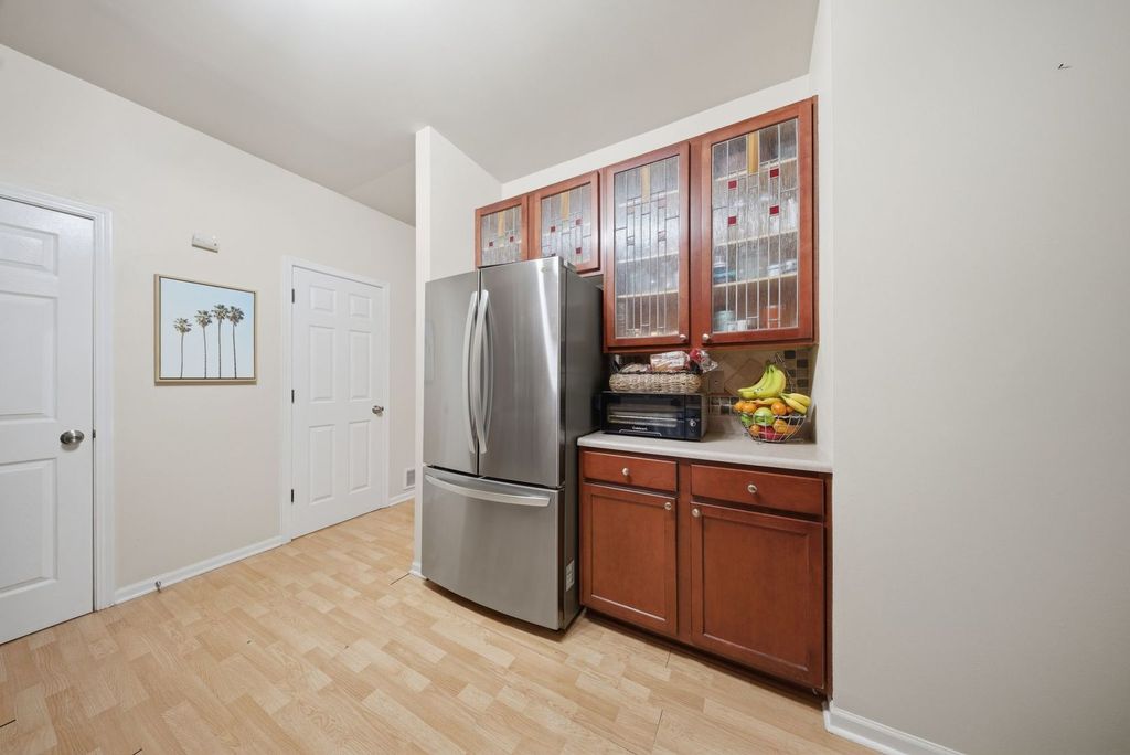 Image 5 of property listing at 394 Jamestown Court, Aurora, IL 60504