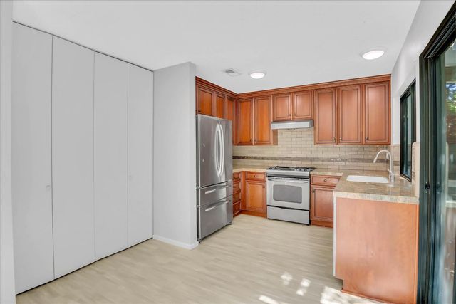 8 Adelphi Ct, Sacramento, CA 95825