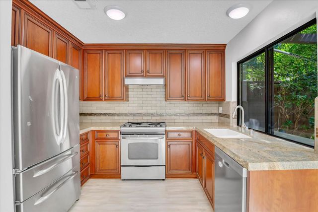 8 Adelphi Ct, Sacramento, CA 95825
