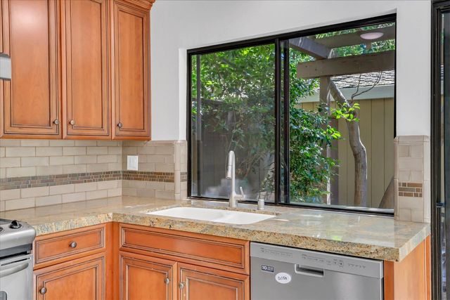 8 Adelphi Ct, Sacramento, CA 95825
