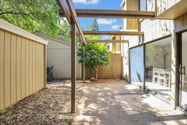 8 Adelphi Ct, Sacramento, CA 95825