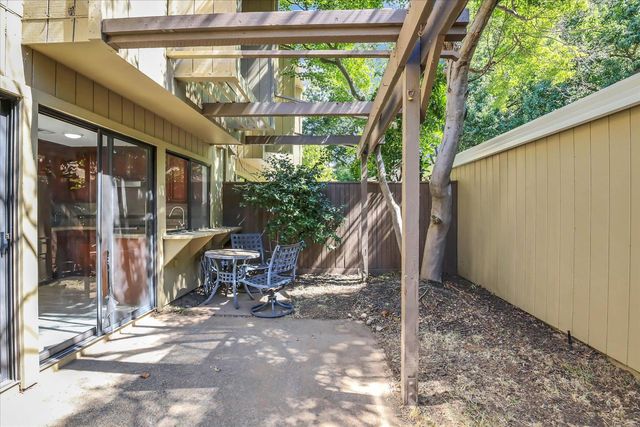 8 Adelphi Ct, Sacramento, CA 95825