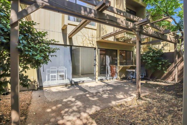 8 Adelphi Ct, Sacramento, CA 95825