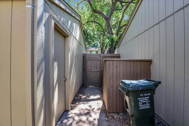 8 Adelphi Ct, Sacramento, CA 95825