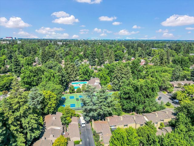 8 Adelphi Ct, Sacramento, CA 95825