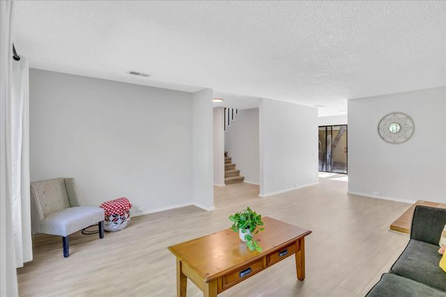 8 Adelphi Ct, Sacramento, CA 95825