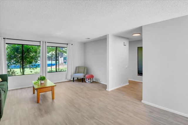 8 Adelphi Ct, Sacramento, CA 95825