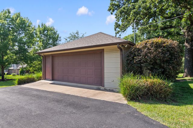 194 Bushwhacker Drive, Mabank, TX 75156