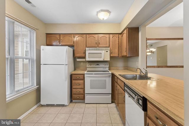 1017-B SCOTSWOOD CT, Mount Laurel, NJ 08054
