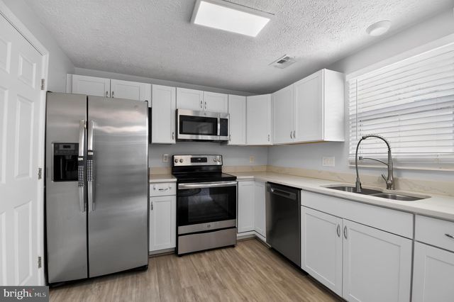 8307 PONDSIDE TER, Alexandria, VA 22309