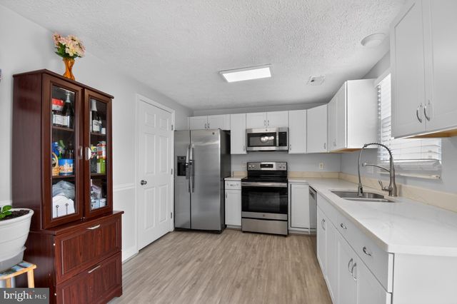 8307 PONDSIDE TER, Alexandria, VA 22309