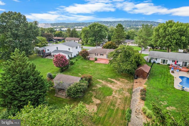 112 REMBRANDT DR, Lancaster, PA 17603