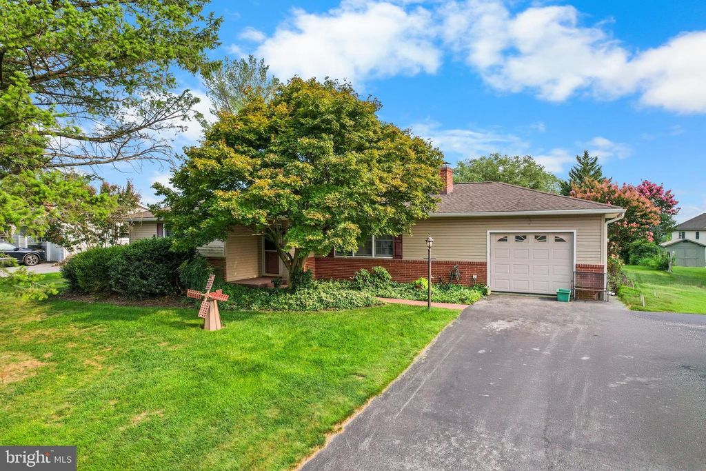 112 REMBRANDT DR, Lancaster, PA 17603