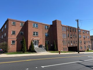 32 Cook Avenue B8, Meriden, CT 06451