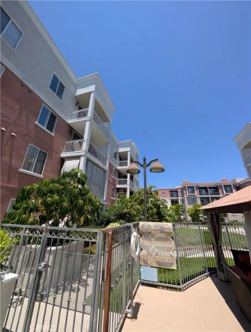 3740 Santa Rosalia, Los Angeles, CA 90008