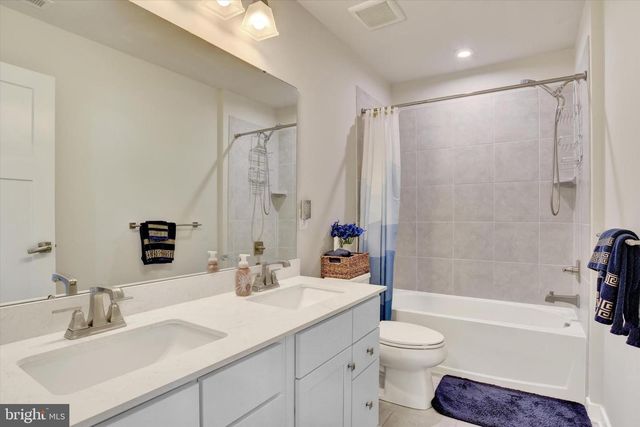 100 GRAYHAWK WAY S, Mechanicsburg, PA 17050
