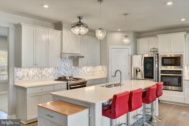 100 GRAYHAWK WAY S, Mechanicsburg, PA 17050