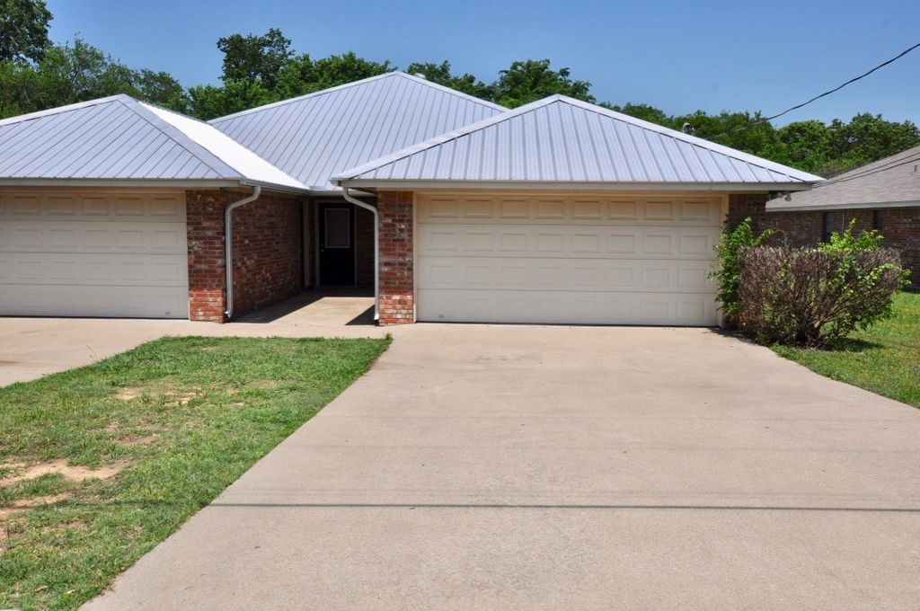 1122 W Spring Street W, Weatherford, TX 76086