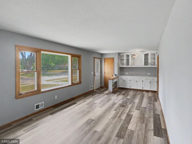 3912 61st Avenue N, Brooklyn Center, MN 55429