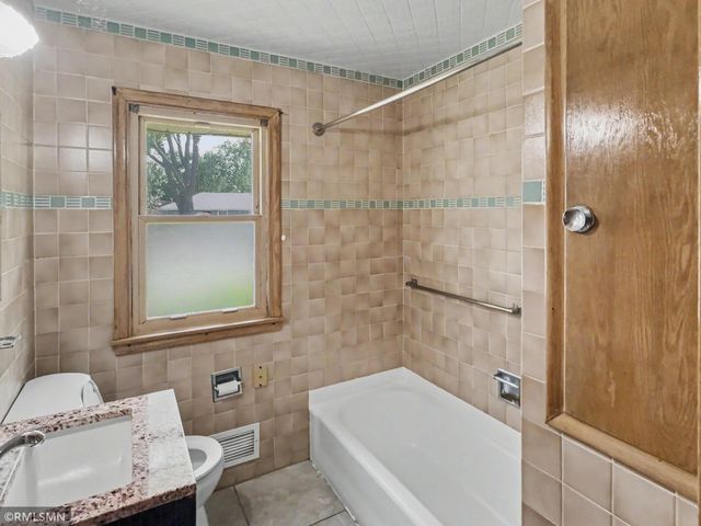 3912 61st Avenue N, Brooklyn Center, MN 55429