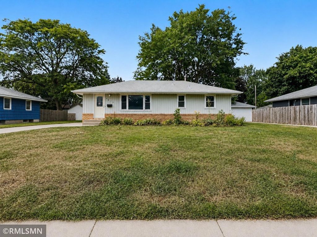 3912 61st Avenue N, Brooklyn Center, MN 55429
