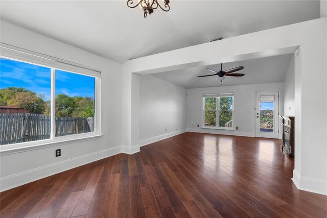 212 Valley Run TRL, Elgin, TX 78621