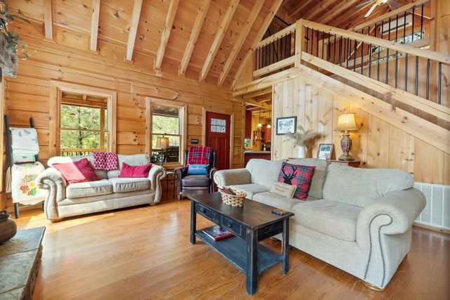 498 Lakeside Drive, Zoe, KY 41397