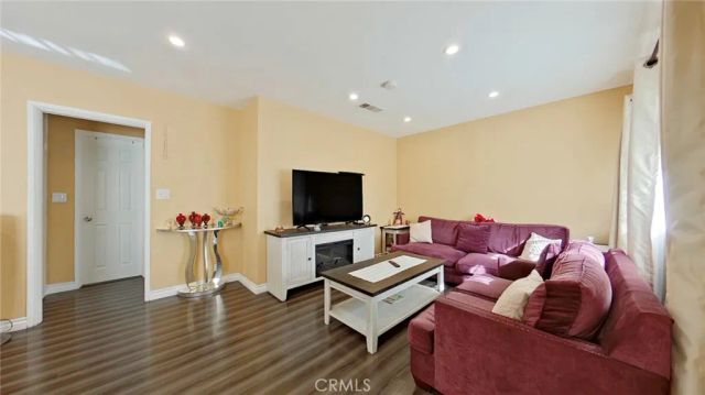 5633 Denny, North Hollywood, CA 91601