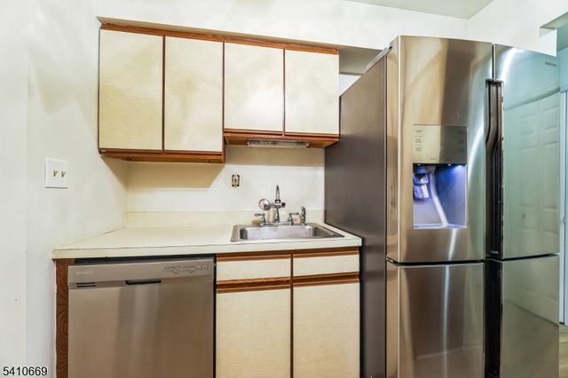 660 N Broad St B3, Elizabeth City, NJ 07208